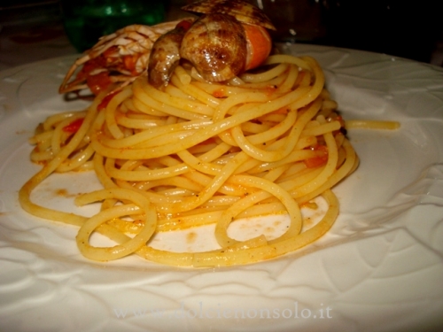 Spaghetti con scampi e vongole