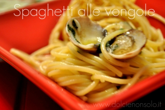 spaghetti alle vongole,spaghetti con frutti di mare,piatti della tradizione napoletana,vongole cucinate in bianco,come si preparano gli spaghetti alle vongole