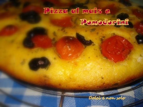 Pizza al mais, pomodorini e olive