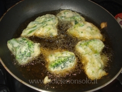 frittelle di broccoli durante la frittura